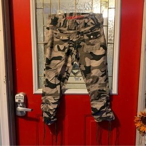 ❤️ Younique Camo Capris​